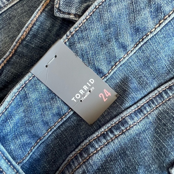 NWT TORRID HIGH RISE SHORTIE SHORT - VINTAGE STRETCH MEDIUM WASH denim shorts - Picture 10 of 10